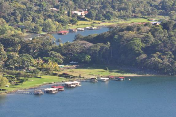 Casas e piers flutuantes no lago de Coatepeque, em El Salvador